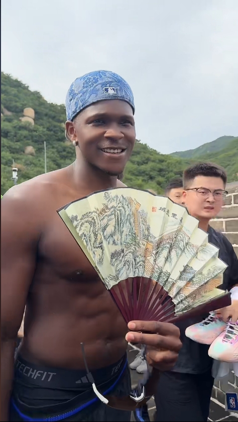 九游体育-华少长城直播秀身材 持扇半裸与兄弟舞旗驾骆驼引关注