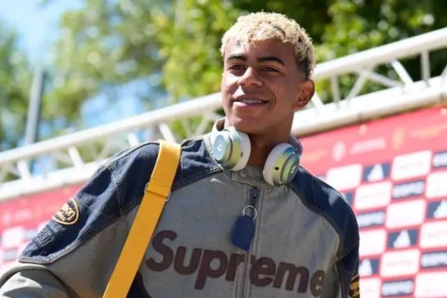 九游体育下载-巴萨主帅弗里克批评球队个人主义!亚马尔正面回应:问题不在于此