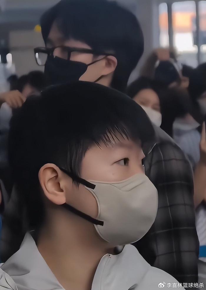 九游体育APP-国乒出征澳门冠军赛！孙颖莎显可爱，王楚钦穿搭太帅+调侃林诗栋