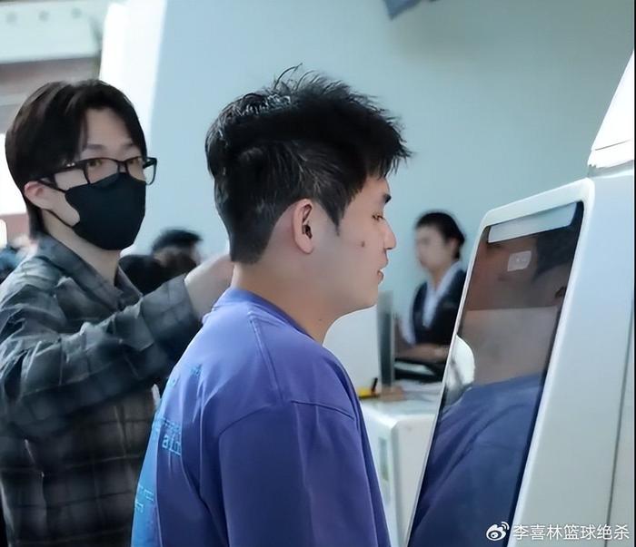 九游体育APP-国乒出征澳门冠军赛！孙颖莎显可爱，王楚钦穿搭太帅+调侃林诗栋