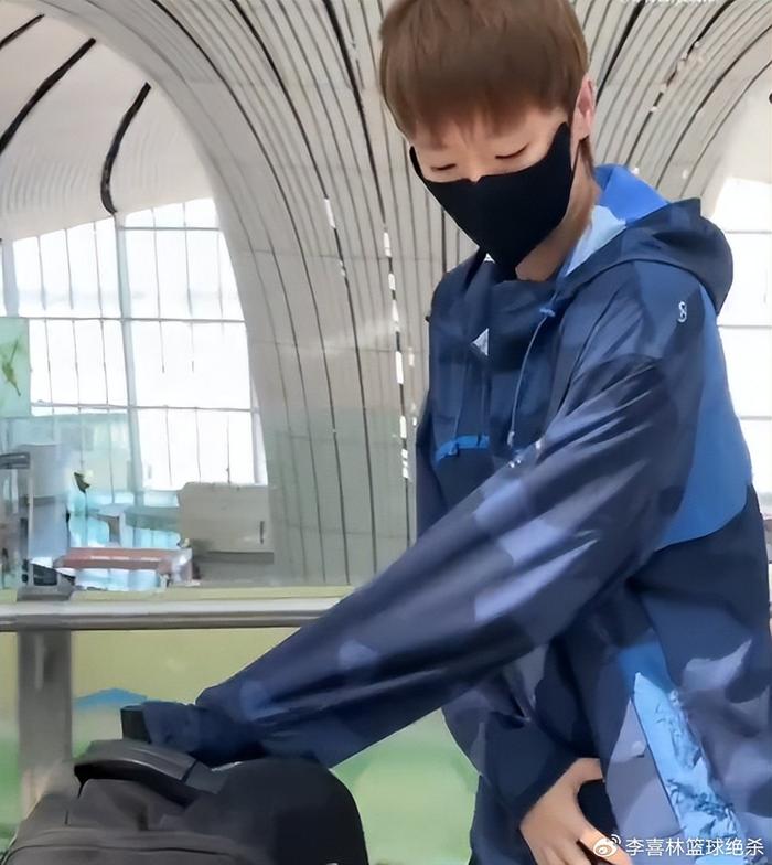 九游体育APP-国乒出征澳门冠军赛！孙颖莎显可爱，王楚钦穿搭太帅+调侃林诗栋