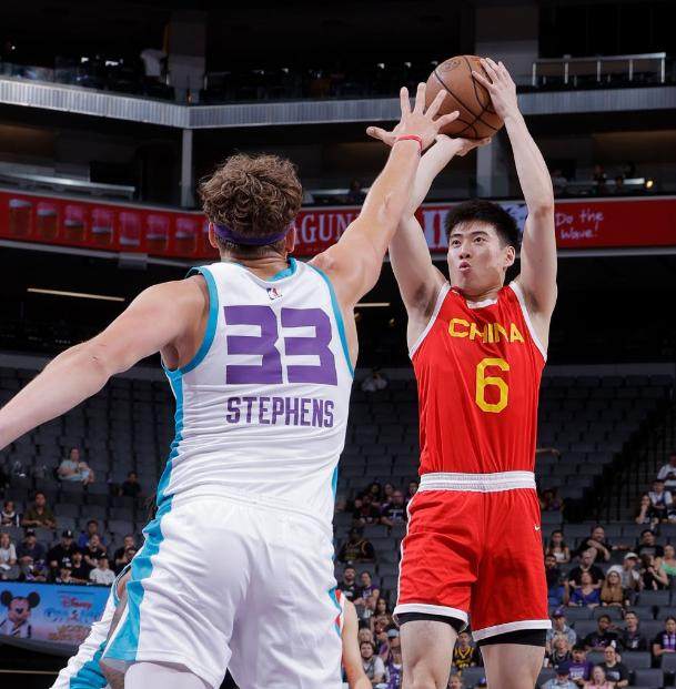 九游体育APP-【现场】时隔五年再战NBA夏联 男篮两战惨负82分