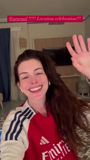 九游体育-大牌球迷女星安妮-海瑟薇身穿阿森纳球衣唱歌，庆祝战胜皇马
