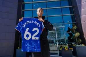 记者：切尔西和队内U21小将伊什-史密斯续约，双方签约至2031年