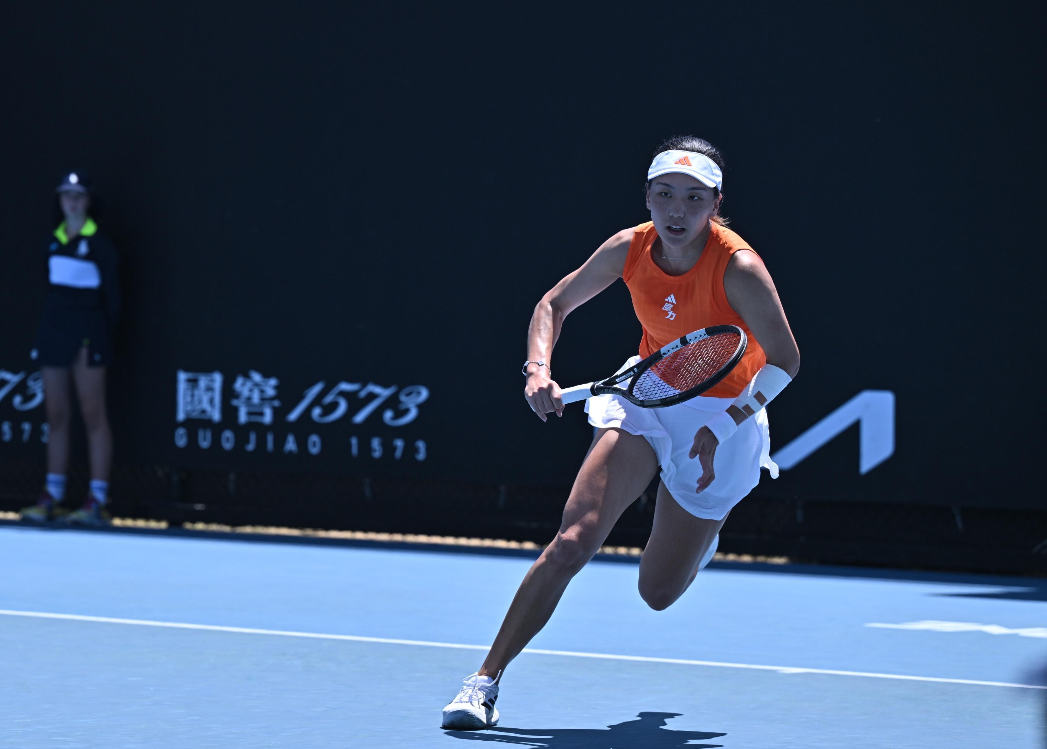 九游体育下载-又美又能打！王欣瑜澳网2-0晋级：中国莎娃进化，霸气轰10记ACE