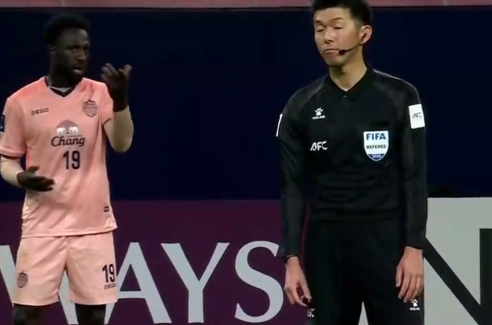 九游体育-蓉城逃过一劫！武里南进球被吹，VAR介入3分钟，越位毫厘之间