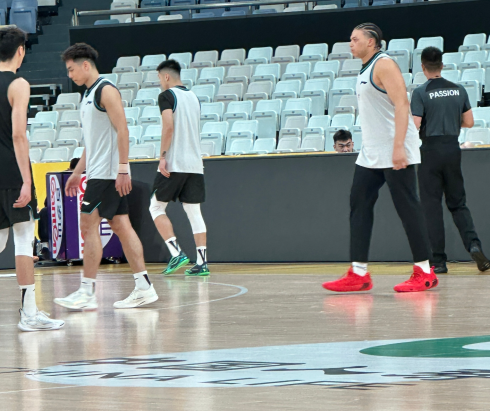 九游体育官网-上海热身险胜广厦！李添荣复出三分6中6，白边统治篮下！