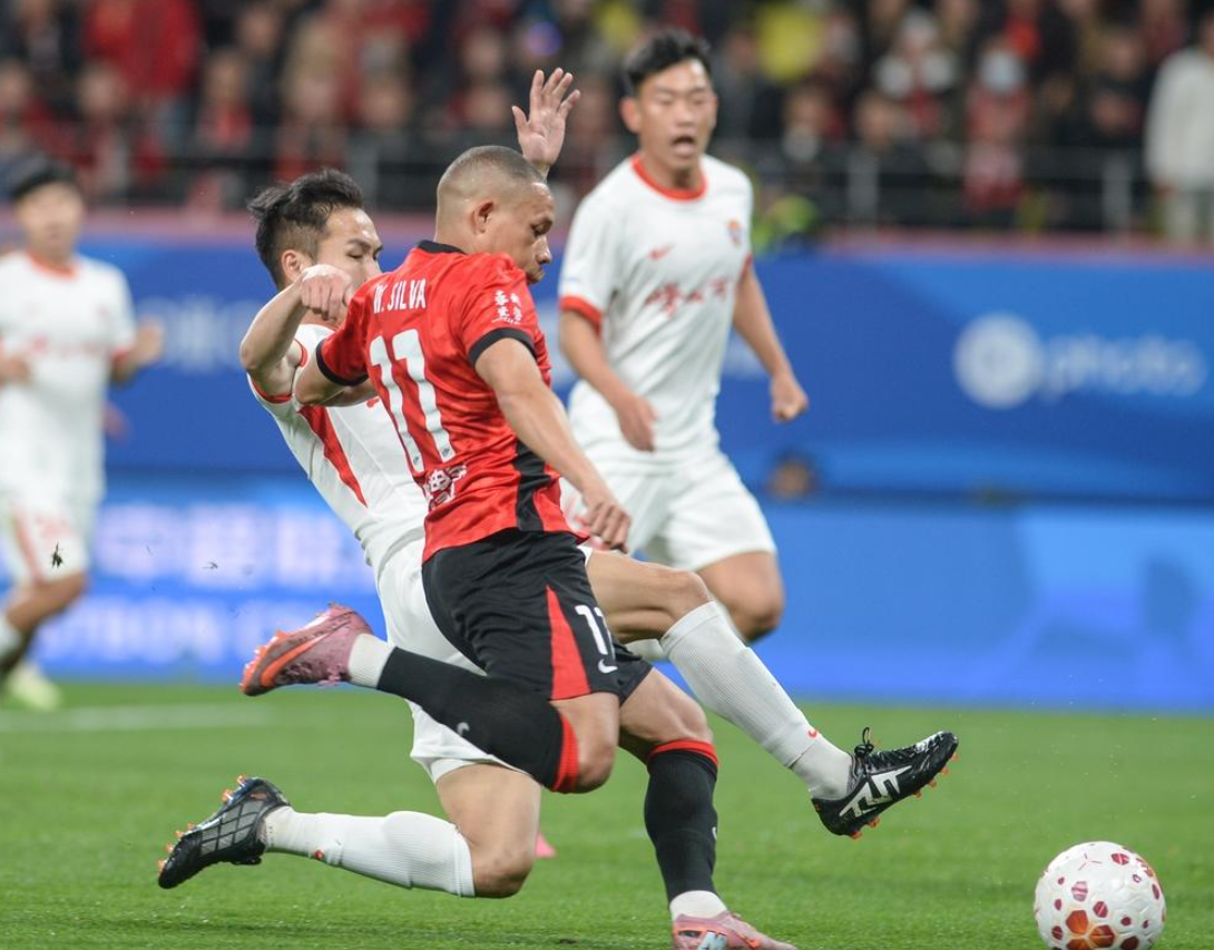 九游体育APP-一场1-0，让中超榜首易主，神仙进球诞生：第79分钟角球破门绝杀